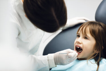Zahnärztin kontrolliert die Zähne eines Mädchens in der Klinik - CAVF42586
