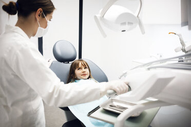 Zahnärztin und Mädchen in medizinischer Klinik - CAVF42587