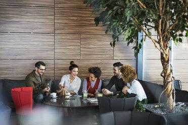 Geschäftsleute, die im Restaurant diskutieren - CAVF42626