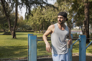 Mann hält Wasserflasche nach Sport im Park - CAVF42737