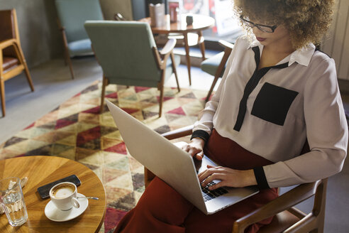 Geschäftsfrau mit Laptop in der Hotellobby - CAVF42789