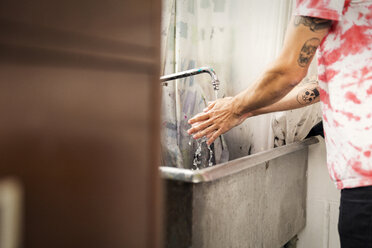 Ausgeschnittenes Bild eines Mannes beim Händewaschen - CAVF42911