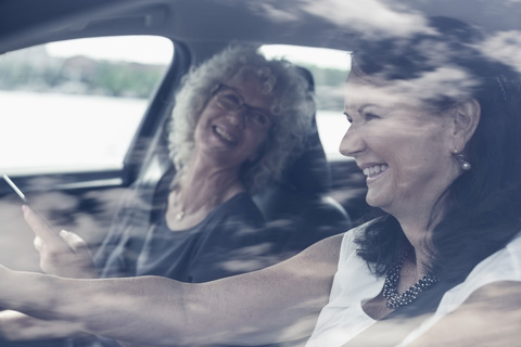 Glückliche Seniorinnen genießen einen Roadtrip, lizenzfreies Stockfoto