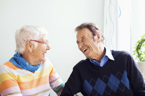 Glückliches Seniorenpaar verbringt seine Freizeit im Pflegeheim, lizenzfreies Stockfoto