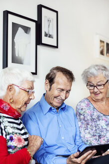 Zufriedene Senioren mit digitalem Tablet im Pflegeheim - MASF04951