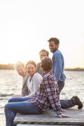 Glückliche Freunde auf dem Pier gegen den klaren Himmel - MASF04962