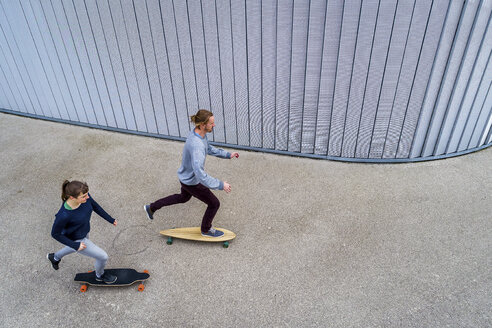 Junges Paar beim Longboarden, von oben gesehen - STSF01486