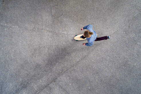 Mann beim Longboarden, Draufsicht - STSF01487