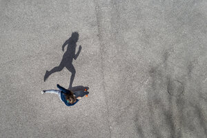 Frau beim Longboarden, Ansicht von oben - STSF01488