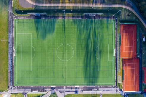 Leerer Fußballplatz und Tennisplätze, Ansicht von oben - STSF01489