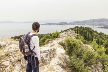 Griechenland, Volos, Mann genießt den Blick auf den Pagasetischen Golf - MAMF00057