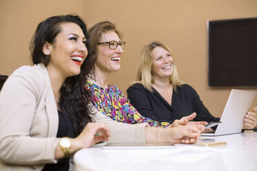 Glückliche Geschäftsfrauen bei einem Treffen im Sitzungssaal eines kreativen Büros - MASF04998