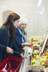 Großmutter und Enkelin kaufen Obst im Supermarkt ein - MASF05034