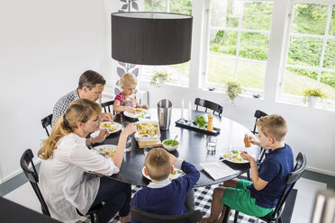 Family having lunch at home - MASF05056