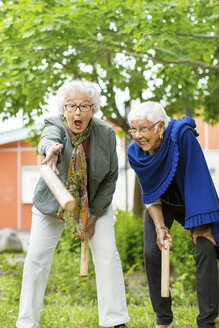 Aufgeregte Senioren genießen das Kubb-Spiel im Park - MASF05068