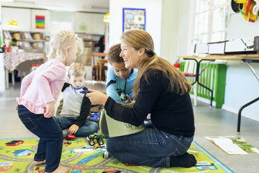 Lehrer, der Kindern Spielzeug gibt, in voller Länge - MASF05108