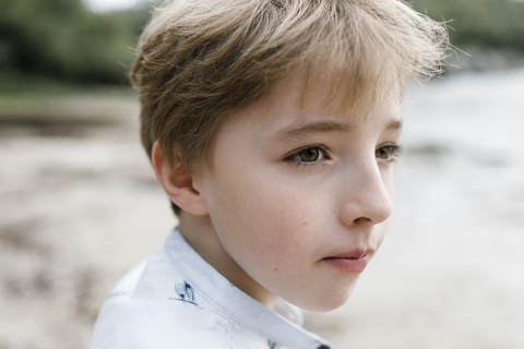 Porträt eines blonden Jungen, der etwas beobachtet, lizenzfreies Stockfoto