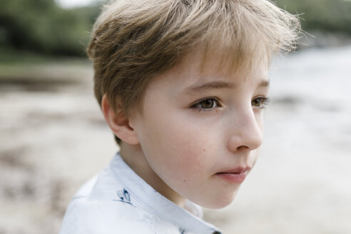 Porträt eines blonden Jungen, der etwas beobachtet - KMKF00157