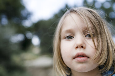 Portrait of blond little girl - KMKF00170