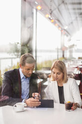 Geschäftsleute benutzen ein digitales Tablet im Café - MASF05142
