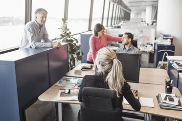 Geschäftsleute, die im Büro diskutieren - MASF05179