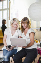 Geschäftsfrauen benutzen Laptop im Büro - MASF05209