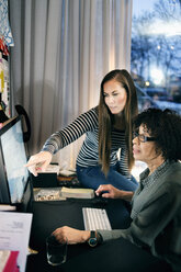 Geschäftsfrauen arbeiten am Computer im Büro - MASF05231