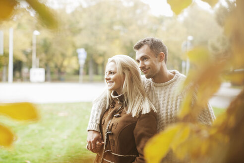 Romantisches Paar im Park im Herbst - MASF05273