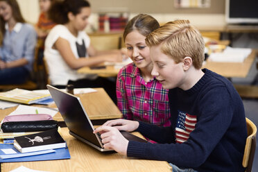 Schüler benutzen Laptop im Klassenzimmer - MASF05280