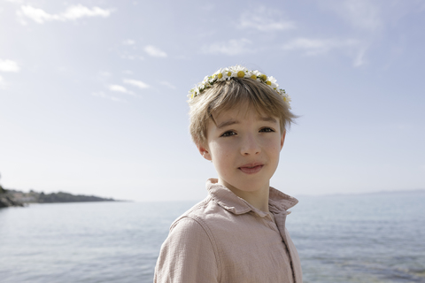 Porträt eines Jungen mit Blumen, lizenzfreies Stockfoto