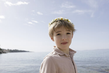 Porträt eines Jungen mit Blumen - KMKF00180