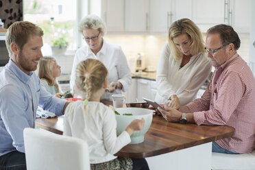 Drei-Generationen-Familie bei der Essenszubereitung in der Küche - MASF05380