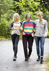 Drei Generationen von Frauen gehen auf der Straße - MASF05391