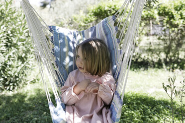 Little girl sitting on hammock in the garden - KMKF00190