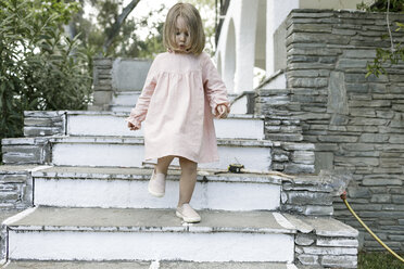Kleines Mädchen geht die Treppe hinunter - KMKF00196