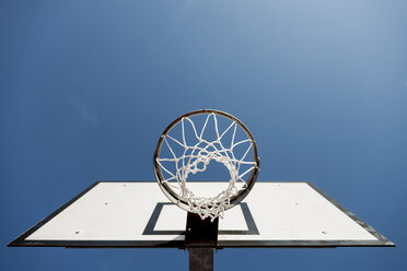 Basketballkorb gegen blauen Himmel - FMOF00333