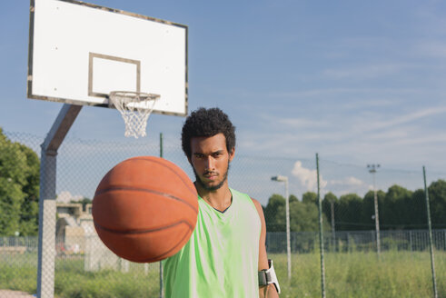 Junger Basketballspieler hält Ball - FMOF00341