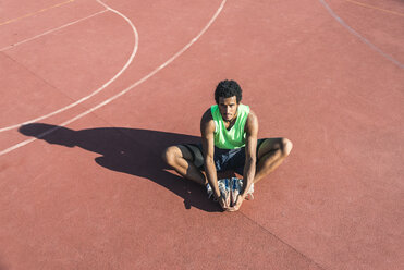 Young basketball player stretching leg - FMOF00344