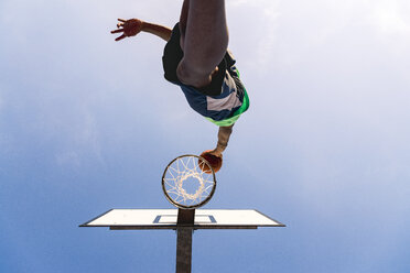 Young man playing basketball - FMOF00346