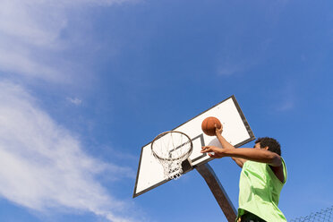 Junger Mann spielt Basketball - FMOF00347