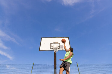Junger Mann spielt Basketball - FMOF00348