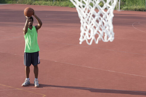 Junger Mann spielt Basketball - FMOF00349