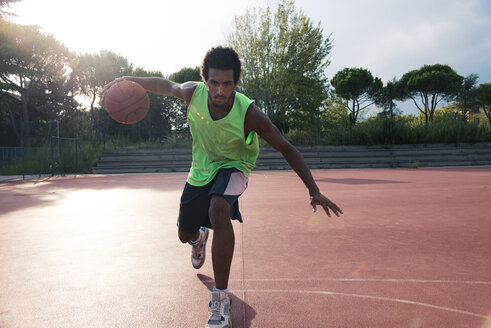 Junger Mann spielt Basketball - FMOF00350