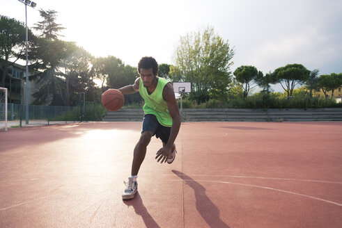 Junger Mann spielt Basketball - FMOF00351
