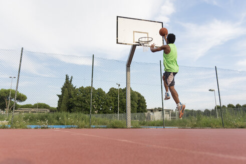Junger Mann spielt Basketball - FMOF00352