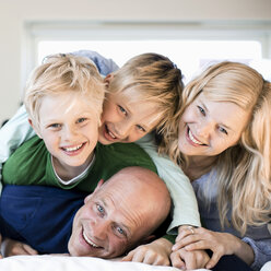 Porträt einer glücklichen Familie, die sich im Bett vergnügt - MASF05477