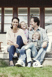 Porträt einer glücklichen vierköpfigen Familie, die sich im Garten vergnügt - MASF05483