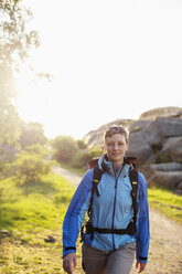 Porträt einer Rucksacktouristin beim Wandern im Freien - MASF05488