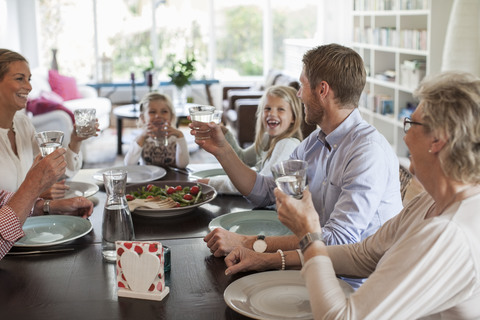 Familie mit mehreren Generationen beim gemeinsamen Mittagessen, lizenzfreies Stockfoto