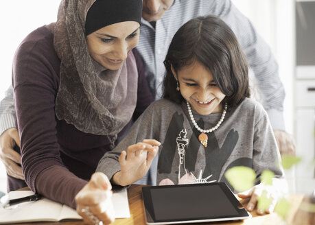 Muslimisches Paar mit Tochter nutzt digitales Tablet zu Hause - MASF05535